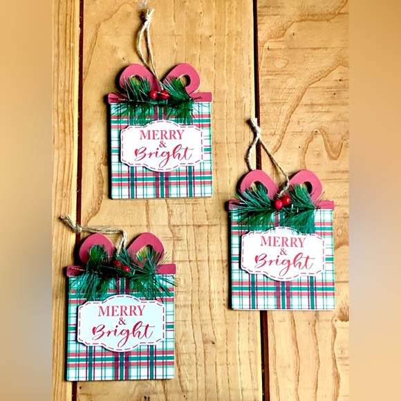 Merry Christmas Gifts Red Green White Plaid w/ Pine Berries Ornament Set 3 NWOT - Picture 1 of 2